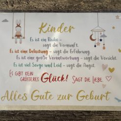 Klappkarte: "Kinder - Es ist ein Risiko - sagt die Vernunft. Es ist eine Belastung - sagt die Erfahrung. Es ist eine große Verantwortung - sagt die Vorsicht. Es ist viel Sorge und Leid - sagt die Angst. Es gibt kein größeres Glück! Sagt die Liebe. Alles Gute zur Geburt“