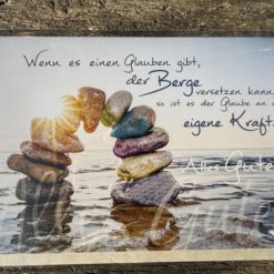 Klappkarte:“ Wenn es einen Glauben gibt, der Berge versetzen kann, so ist es der Glaube an die eigene Kraft. Alles Gute!“