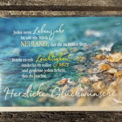 Klappkarte:“ Jedes neue Lebensjahr ist wie ein Stück NEULAND, das dir zu Füßen liegt. Betritt es mit Leichtigkeit, entdeckt es voller Mut und genieße jeden Schritt, den du machst. Herzliche Glückwünsche.“