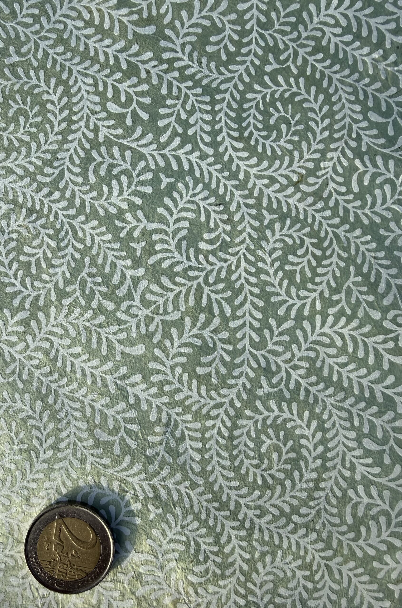 Loktapapier weiße Ranken auf achenseegrün ca. 50 x 75cm – Bild 2